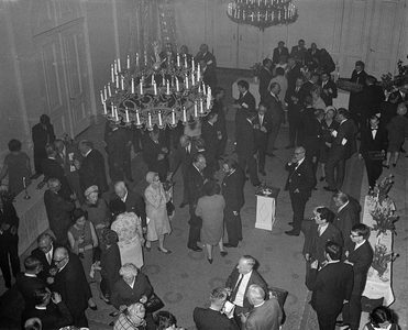 850940 Afbeelding van de bezoekers van de afscheidsreceptie van burgemeester jhr. mr. C.J.A. de Ranitz in het Stadhuis ...